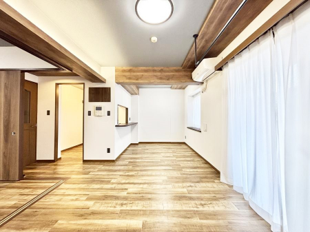 ���r���O�@���邢�z���������A�����̕��͋C�ɖ�������郊�r���O�_�C�j���O 