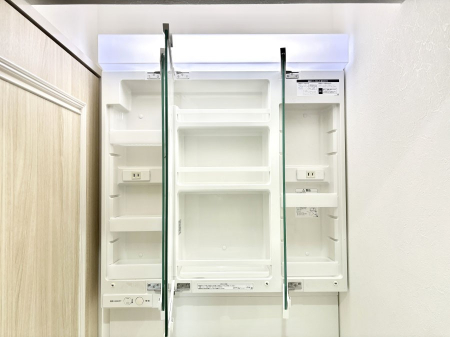 ���̑����ρ@�O�ʋ��̗��ɁA���ϕi��q���p�i�Ȃǂ����[�\�B���ʑ����������ƕۂ��܂��I