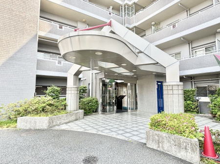 �G���g�����X�@�O�� �Y��ȃG���g�����X�́A���Z�҂�D�����}������Ă���܂�  