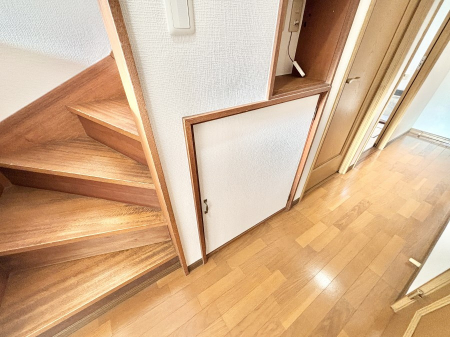 ���̑����ρ@���p�i�̃X�g�b�N�␅�Ȃǂ̔��~�Ɏg����K�i�����[�B