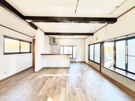 ���r���O�@���邢�z���������A�����̕��͋C�ɖ�������郊�r���O�E�_�C�j���O�B 