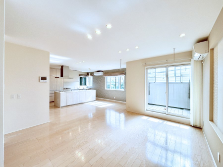 ���r���O�@���Ƒ��̓��₩�Șb�����ŕ�܂�閾�邢���r���O  