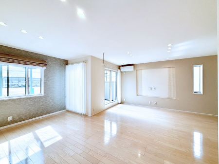 ���r���O�@���邢�z���������A�����̕��͋C�ɖ�������郊�r���O�E�_�C�j���O�B 