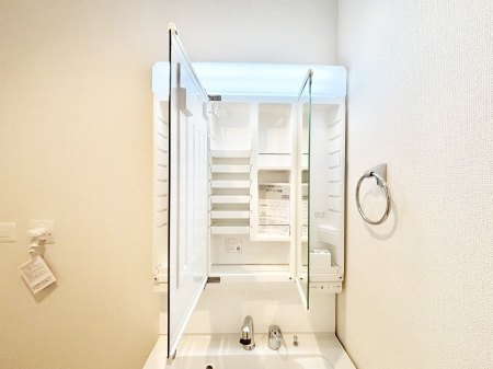 ���̑����ρ@�O�ʋ��̗��ɁA���ϕi��q���p�i�Ȃǂ����[�\�B���ʑ����������ƕۂ��܂��I