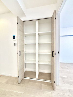 ���̑����ρ@���r���O���[�B�����Ɏ��[������ƕ����W�܂�LDK���X�b�L���Еt�������ł��ˁB  