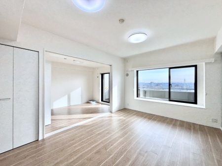 ���r���O�@���R������荞�܂�A�Ƒ��c���̏ꏊ�𖾂邭���o