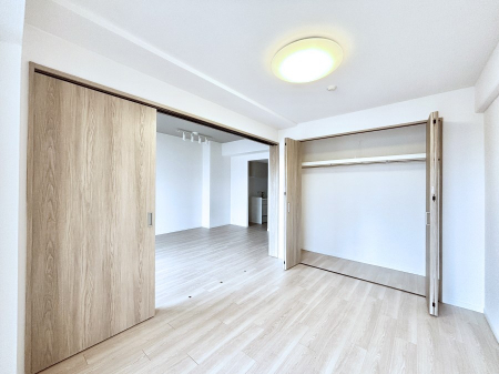 ���̑����ρ@���r���O�ɗאڂ����m���B�����˂��J������ƃ��r���O�ƌq����e���̋�Ԃɕϐg�I