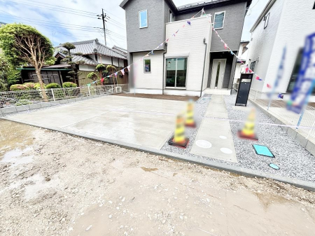 �@����2��\�I�}�Ȃ��q�l�̒��ԂɁB�܂��A���Ƒ��̎��]�ԃX�y�[�X�Ƃ��Ă��劈��B