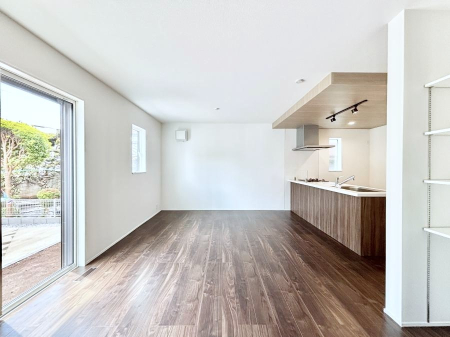 ���r���O�@���邢�z���������A�����̕��͋C�ɖ�������郊�r���O�E�_�C�j���O�B 