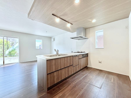 �L�b�`���@���r���O�ŗV�Ԃ��q�l�������Ȃ��炨�������ł���ΖʃL�b�`���B  