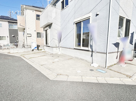 �@����2��\�I�}�Ȃ��q�l�̒��ԂɁB�܂��A���Ƒ��̎��]�ԃX�y�[�X�Ƃ��Ă��劈��B