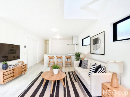 ���r���O�@�Ƒ��̘a�₩�ȉ�b���������Ă������B�J�����̂��郊�r���O�ł��B���Ƌ��CG�ł�  