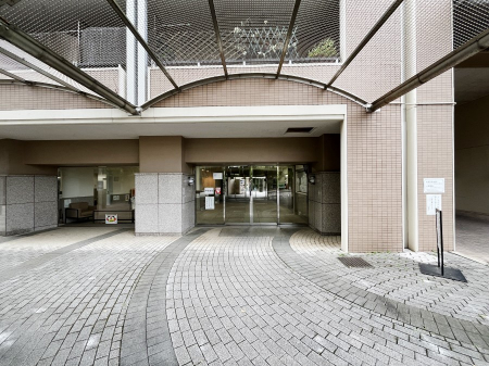 �G���g�����X�@�Y��ȃG���g�����X�́A���Z�҂�D�����}������Ă���܂�  