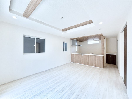 ���r���O�@�܏�V��͗��̓I�ȉ��s��������̂ŁA�V�䂪�L�������ĊJ���I�ȋ�Ԃ����o�ł��܂��B  