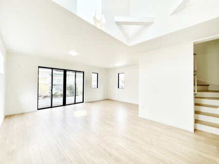 ���r���O�@���r���O�㕔�ɂ͐��������̗p�B���邢�z���ɕ�܂���ԂŉƑ��c���I