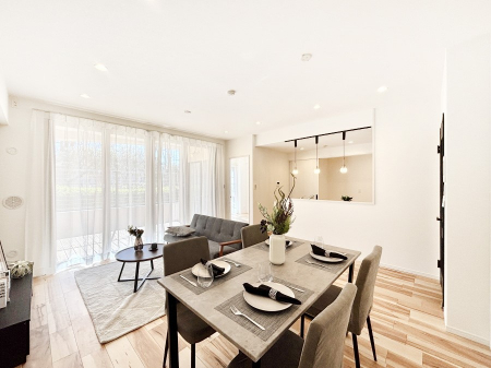 ���r���O�@�傫�ȑ����炽���Ղ�̗z���ƕ����������郊�r���O