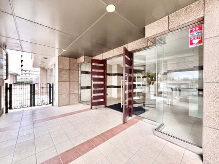 �G���g�����X�@�O�� �Y��ȃG���g�����X�́A���Z�҂�D�����}������Ă���܂�