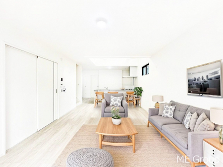 ���r���O�@�Ƒ��̘a�₩�ȉ�b���������Ă������B�J�����̂��郊�r���O�ł��B���Ƌ��CG�ł�  