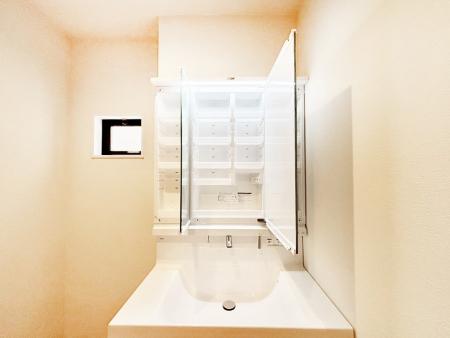 ���̑����ρ@�O�ʋ��̗��ɁA���ϕi��q���p�i�Ȃǂ����[�\�B���ʑ����������ƕۂ��܂��I