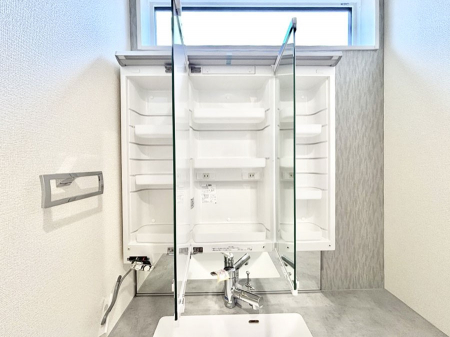 ���̑����ρ@�O�ʋ��̗��ɁA���ϕi��q���p�i�Ȃǂ����[�\�B���ʑ����������ƕۂ��܂��I