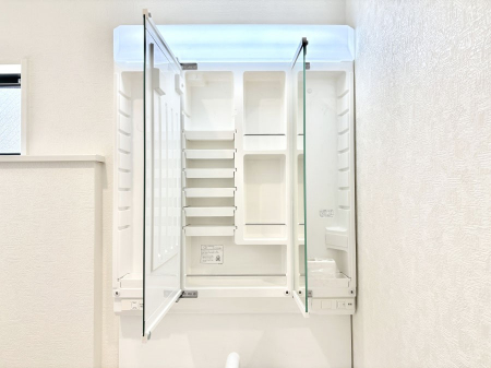 ���̑����ρ@�O�ʋ��̗��ɁA���ϕi��q���p�i�Ȃǂ����[�\�B���ʑ����������ƕۂ��܂��I