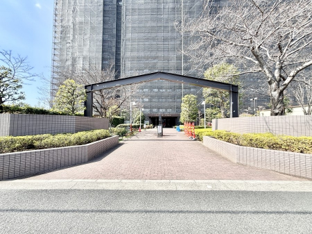 �G���g�����X�@�O�� �Y��ȃG���g�����X�́A���Z�҂�D�����}������Ă���܂�  