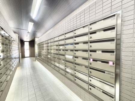 ���̑��@�|�X�g�̓G���g�����X���ɂ���̂ŉJ�ɔG�ꂸ�X�ւ��󂯎��܂��ˁI