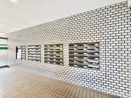 ���̑��@�|�X�g�̓G���g�����X���ɂ���̂ŉJ�ɔG�ꂸ�X�ւ��󂯎��܂��ˁI