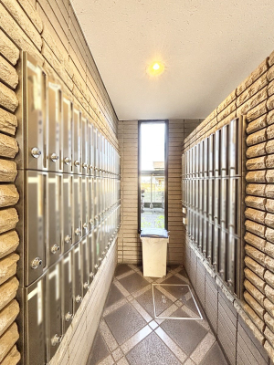 ���̑��@�|�X�g�̓G���g�����X���ɂ���̂ŉJ�ɔG�ꂸ�X�ւ��󂯎��܂��ˁI