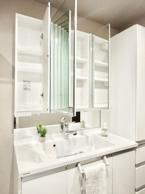 ���̑����ρ@�O�ʋ��̗��ɁA���ϕi��q���p�i�Ȃǂ����[�\�B���ʑ����������ƕۂ��܂��I