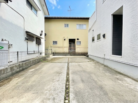 �@����3��\�I�}�Ȃ��q�l�̒��ԂɁB�܂��A���Ƒ��̎��]�ԃX�y�[�X�Ƃ��Ă��劈��B