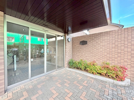 �G���g�����X�@�O�� �Y��ȃG���g�����X�́A���Z�҂�D�����}������Ă���܂�  