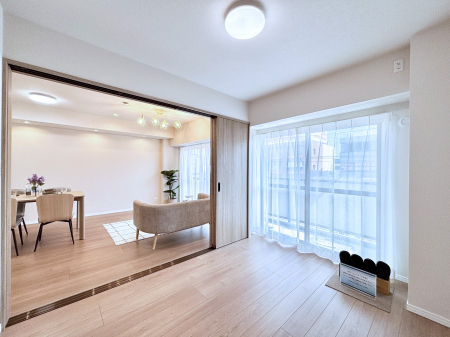 �q�������@���r���O�ɗאڂ����m���B�����˂��J������ƃ��r���O�ƌq����e���̋�Ԃɕϐg�I