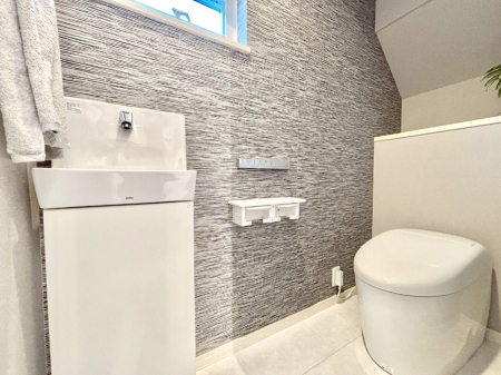 �g�C���@�g�C����1�K��2�K���ꂼ��ɔz�u����Ă��ĂƂĂ��֗��ł��B 