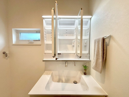 ���̑����ρ@�O�ʋ��̗��ɁA���ϕi��q���p�i�Ȃǂ����[�\�B���ʑ����������ƕۂ��܂��I