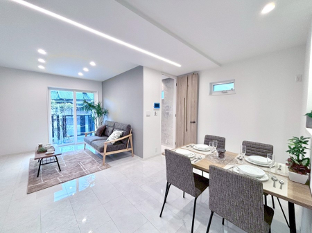 ���̑����ρ@�Ƒ��̏Ί炪���R�Ɛ��܂�Ă���A����ȕ��͋C�̃_�C�j���O�Ɏd�オ���Ă��܂��B