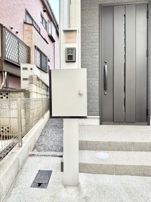 ���̑��@�\�D�E�C���^�[�z���E�|�X�g���ЂƂɏW��B�G���g�����X�ɂȂ��ރV���v���f�U�C���B