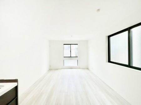 ���r���O�@���r���O�ɂ͏��g�[�̗p�I���������N��̐S�n�悢��ԂŉƑ��̉Ƒ��c���I