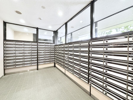 ���̑��@�|�X�g�̓G���g�����X���ɂ���̂ŉJ�ɔG�ꂸ�X�ւ��󂯎��܂��ˁI