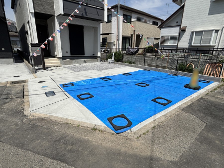 �@����2��\�I�}�Ȃ��q�l�̒��ԂɁB�܂��A���Ƒ��̎��]�ԃX�y�[�X�Ƃ��Ă��劈��B