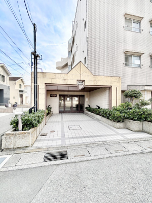 �G���g�����X�@�O�� �Y��ȃG���g�����X�́A���Z�҂�D�����}������Ă���܂�  �@