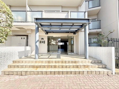 �G���g�����X�@�Y��ȃG���g�����X�́A���Z�҂�D�����}������Ă���܂�