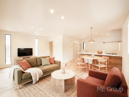 ���r���O�@�Ƒ��̘a�₩�ȉ�b���������Ă������B�J�����̂��郊�r���O�ł��B���Ƌ��CG�ł�  