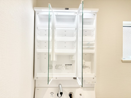 ���̑����ρ@�O�ʋ��̗��ɁA���ϕi��q���p�i�Ȃǂ����[�\�B���ʑ����������ƕۂ��܂��I