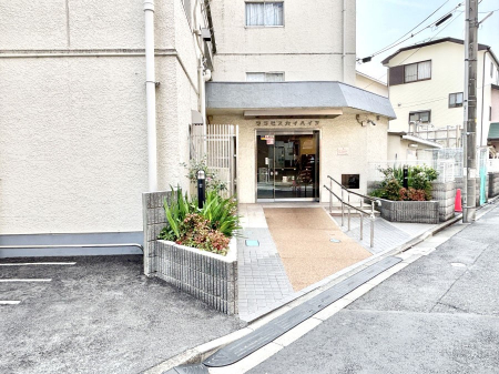 �G���g�����X�@�O�� �Y��ȃG���g�����X�́A���Z�҂�D�����}������Ă���܂�  