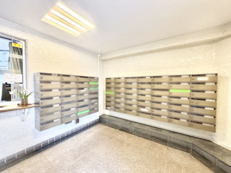 ���̑��@�|�X�g�̓G���g�����X���ɂ���̂ŉJ�ɔG�ꂸ�X�ւ��󂯎��܂��ˁI