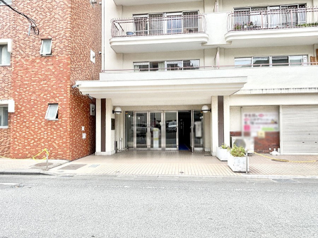 �G���g�����X�@�O�� �Y��ȃG���g�����X�́A���Z�҂�D�����}������Ă���܂�  