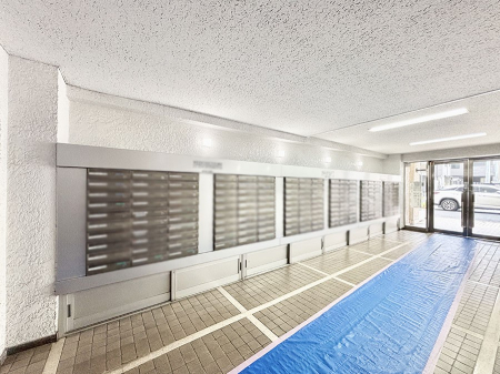 ���̑��@�|�X�g�̓G���g�����X���ɂ���̂ŉJ�ɔG�ꂸ�X�ւ��󂯎��܂��ˁI