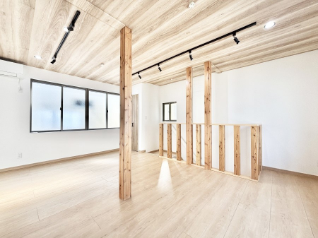 ���̑����ρ@�Ƒ��̏Ί炪���R�Ɛ��܂�Ă���A����ȕ��͋C�̃_�C�j���O�Ɏd�オ���Ă��܂��B