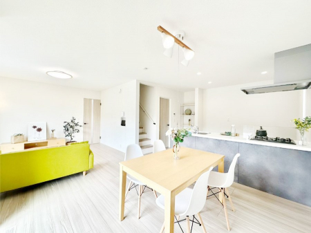 ���̑����ρ@�Ƒ��̏Ί炪���R�Ɛ��܂�Ă���A����ȕ��͋C�̃_�C�j���O�Ɏd�オ���Ă��܂��B